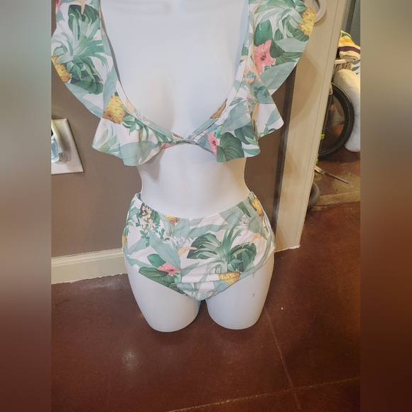 SHEIN Green and Pink Ruffle Bikini Set - Picture 5 of 5